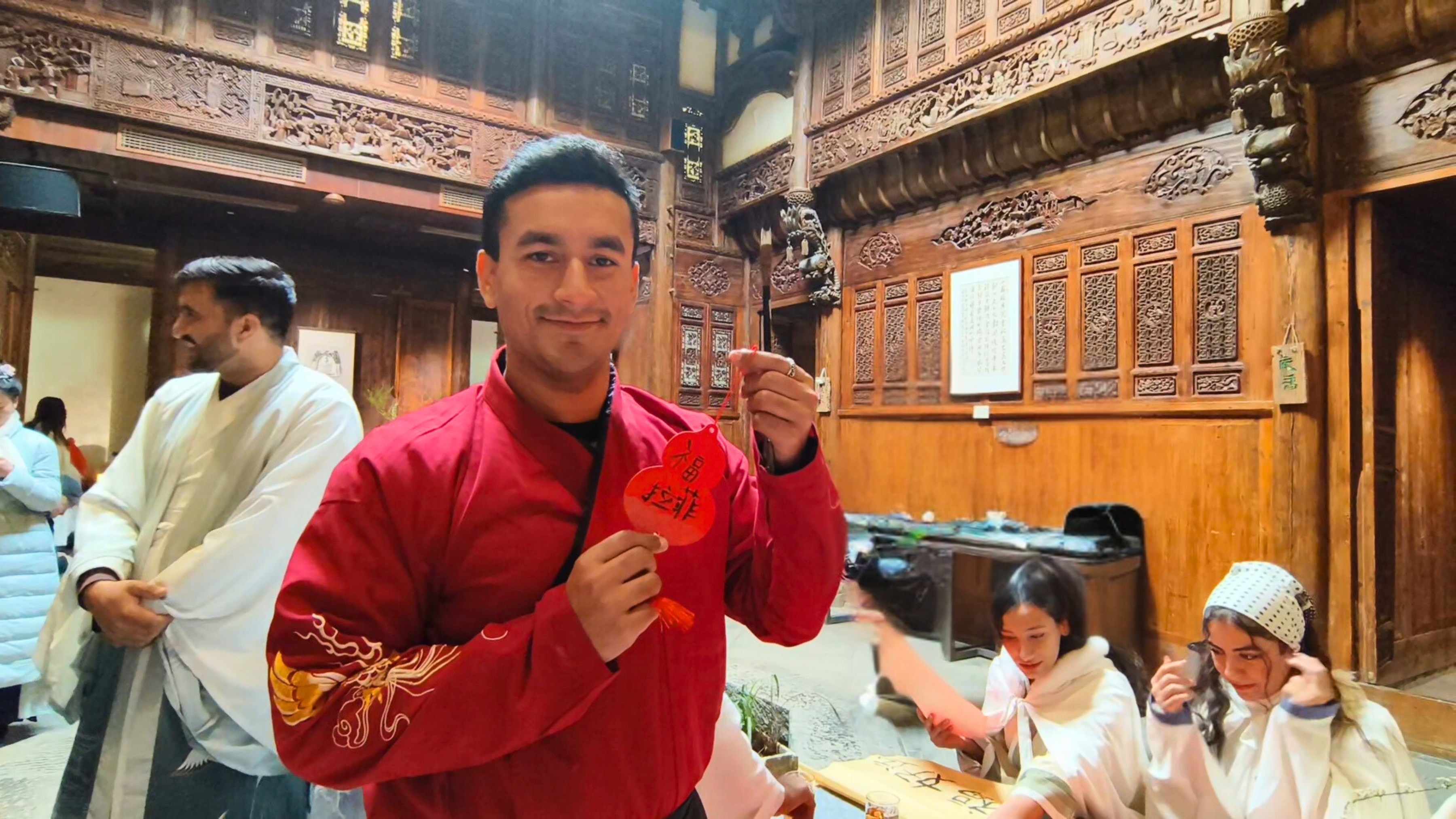 外国友人在郑打卡“中式园林”探寻传统文化之美(图2)