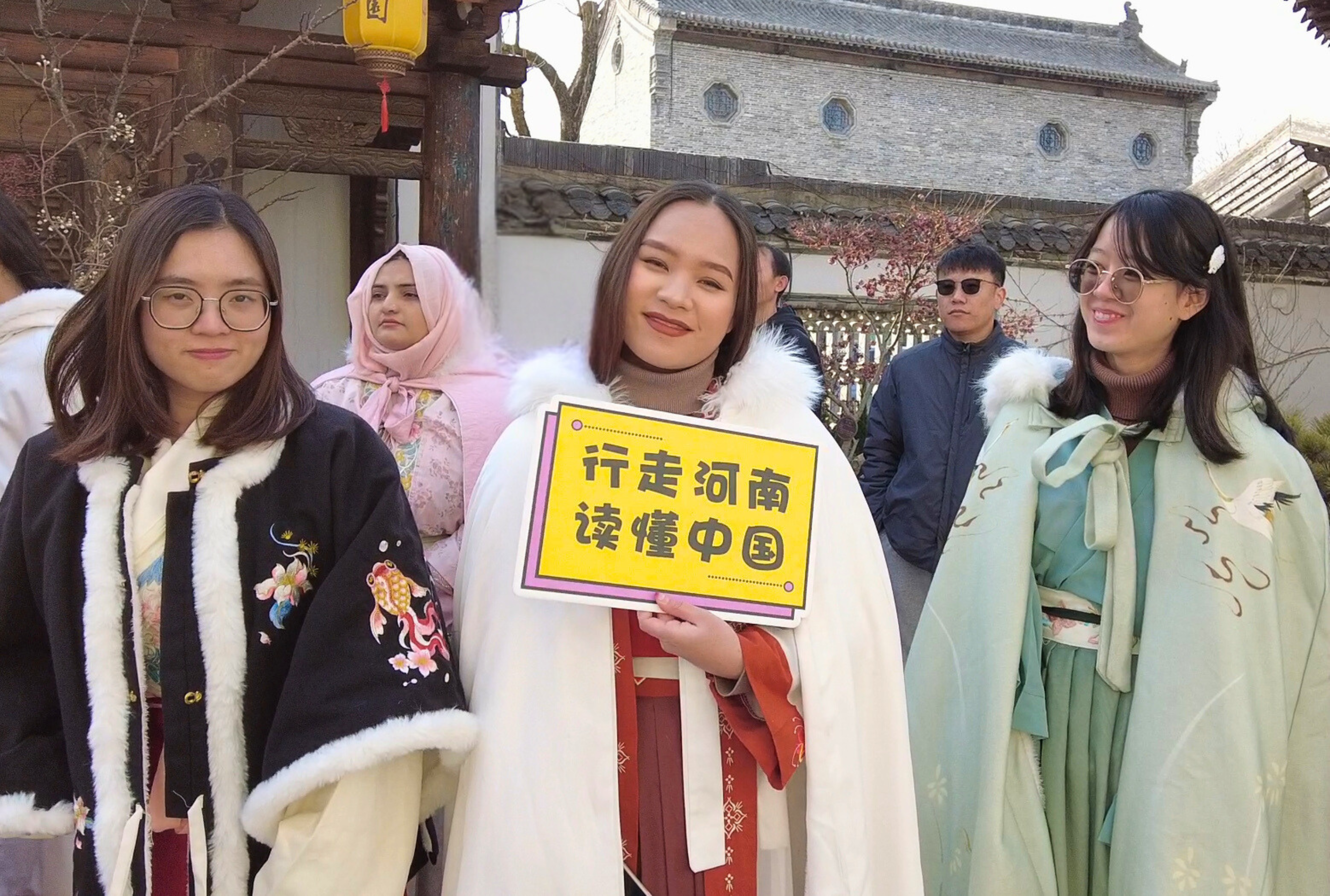 外国友人在郑打卡“中式园林”探寻传统文化之美(图3)